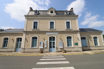Gare ferroviaire, vue de l'extérieur, village d'Eymoutiers, département de la Haute Vienne, France
