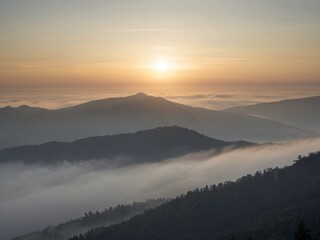 Fototapeta premium Sunrise with cloud sea surrounding mountains