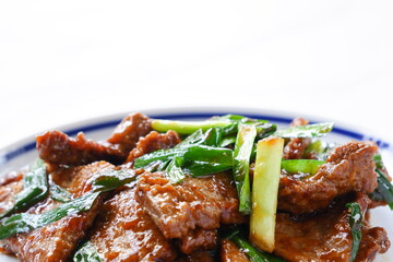 豚レバーをたっぷり使った健康的な料理といえば、レバニラ炒め
