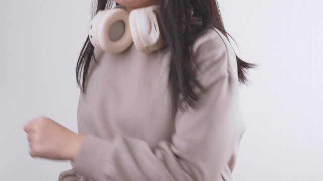 lively dance, upbeat, energetic music, get into a rhythm, etc. ノリノリなダンス、アップビート、元気な音楽、リズムに乗るなど
