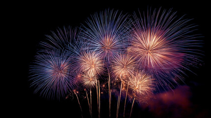 夏の夜空に大きく打ち上がるカラフルな花火｜日本の夏祭り・イベント風景・夜景素材