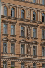 Fototapeta premium An expansive and prominent large building featuring a striking statue elegantly positioned on the side of it, making a significant visual impact