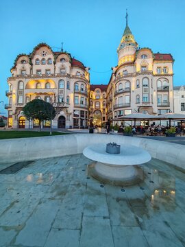 Secesyjny Pałac Czarny Orzeł w Oradei, Rumunia &ndash; wieczorny widok z fontanną na Placu Unirii