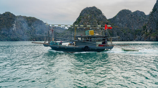 bateau de p&ecirc;che au calamar dans la baie d'halong