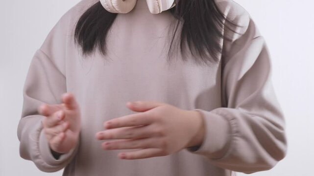 Young person clapping along to the music. Includes hand clapping sound. 音楽に乗りながら手をたたく若い人。　手をたたく音あり。　