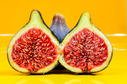 El higo es el fruto de un árbol llamado higuera, cuyo nombre científico es Ficus carica, y se caracteriza principalmente por ser rico en vitaminas y minerales