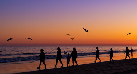 Fototapeta premium Sunset Silhouettes on Summer Beach