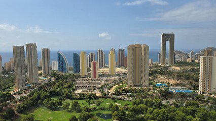 panorama nowoczesnego miasta z wieżowcami z tarasu © Miroslaw