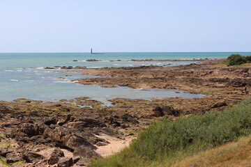 Les Sables-d'Olonne : le phare des Barges vu depuis les rochers de la Route Bleue (La Chaume) - 9