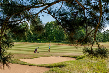 Joueuse de golf parcours