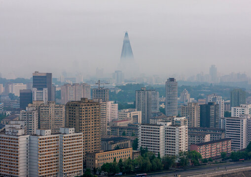 Fototapeta Foggy view across Taedong river from Yanggakdo hotel towards city centre, DGC, Pyongyang, North Korea