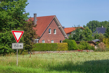 Wohngebäude aud Backstein und Kornfeld, Goldenstedt, Niedersachsen, Deutschland