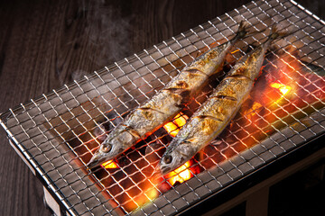 七輪で秋刀魚を焼く