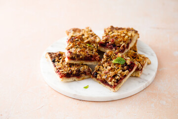 Red berries bars with streusel