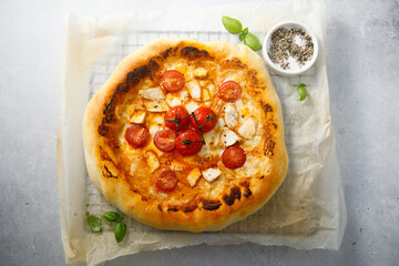 Pizza with chicken and tomatoes