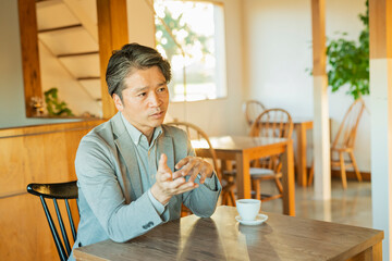 カフェで会話するビジネスマン