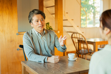 カフェで会話するビジネスマンと女性
