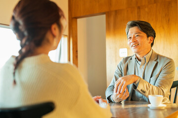 カフェで会話する二人の大人