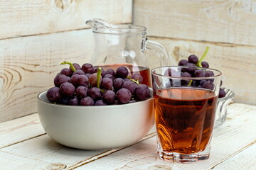 Bicchiere di vino rosato con uva nera
