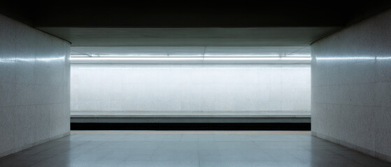 Obraz premium Empty underground platform with reflective walls and bright lighting