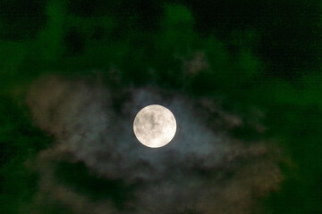 夏の夜空　満月の朧月夜01