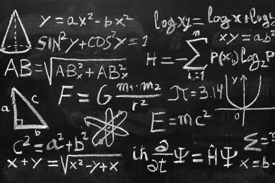 Operaciones y formulas de física cuántica y matemáticas escritas a mano con una tiza en la pizarra	