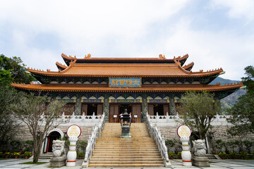 Fototapeta premium Majestic Buddha Temple Surrounded by Nature in Hong Kong