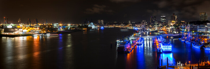Fototapeta premium Illuminated Cityscape of Hamburg at Night