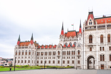 Naklejka premium Majestic Hungarian Parliament Building in Budapest, iconic European landmark, stunning architecture, and vibrant cityscape for travel, history, and luxury themes