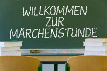 Schultafel im Klassenraum mit Kreideschrift 