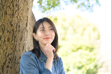 公園で考える日本人女性