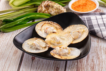 Grilled scallops with cream cheese