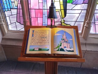 Vidriera y libro de cuento