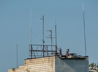 there are many antennas for communication on the roof of the building