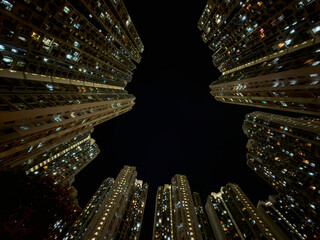 夜に見上げた香港の摩天楼