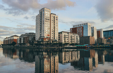 Obraz premium downtown dublin marina skyline with modern buildings and water reflection
