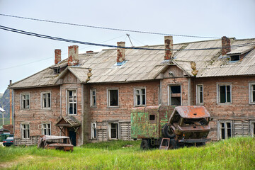 Obraz premium abandoned truck next to abandoned house in arctic
