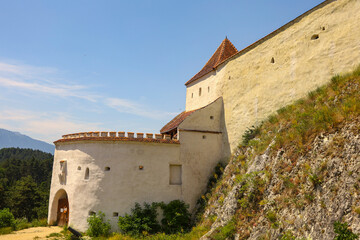 Fototapeta premium Râșnov Fortress in Romania on a Sunny Day – Medieval Stronghold and Historic Landmark
