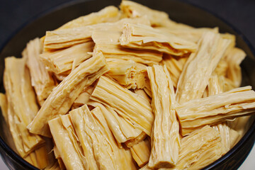 The soaked soy asparagus are cut into pieces. Fuzhu.