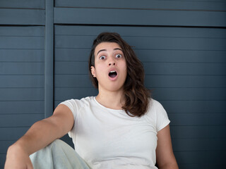 Femme assise, surprise, bouche ouverte