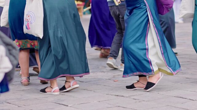 Desfile y baile tradicional Kichwa Otavalo con sombreros coloridos, trajes t&iacute;picos y danza local 