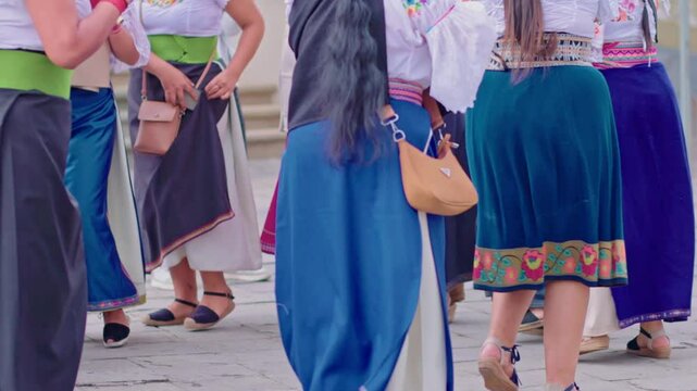 Desfile y baile tradicional Kichwa Otavalo con sombreros coloridos, trajes t&iacute;picos y danza local 