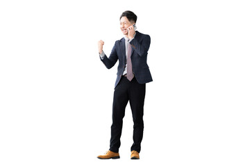 スマートフォンで話しながらガッツポーズをする男性