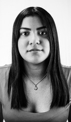 Retrato en blanco y negro de mujer latina morena con actitud segura 