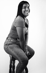 Retrato en blanco y negro de mujer latina morena con actitud segura y sonriente