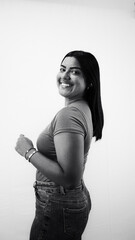 Retrato en blanco y negro de mujer latina morena con actitud segura y sonriente