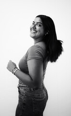 Retrato en blanco y negro de mujer latina morena con actitud segura y sonriente

