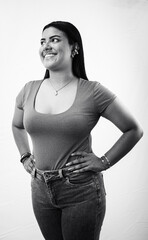Retrato en blanco y negro de mujer latina morena con actitud segura y sonriente