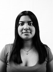 Retrato en blanco y negro de mujer latina morena con actitud segura