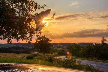 Farbenfroher Sonnenuntergang neben der Straße in der Fränkischen Schweiz 
